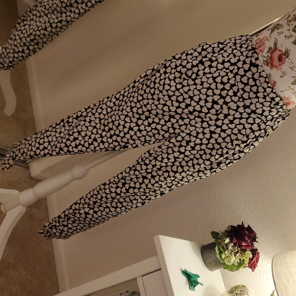 Wetseal  heart print  ankle  cropped pants